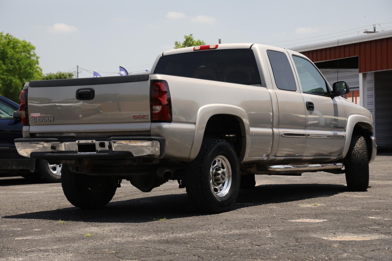 2004 SILVER GMC SIERRA 2500HD SLT Ext. Cab Short Bed 2WD (1GTHC29U64E) with an 6.0L V8 OHV 16V engine, 4-SPEED AUTOMATIC OR 5-SPEED AUTOMATIC OR 6-SP transmission, located at 420 E. Kingsbury St., Seguin, TX, 78155, (830) 401-0495, 29.581060, -97.961647 - Photo#4